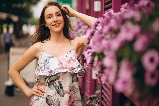 花で飾られたカフェの外の幸せな女性の肖像