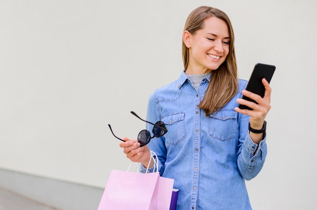 Портрет счастливой женщины, делающей покупки онлайн