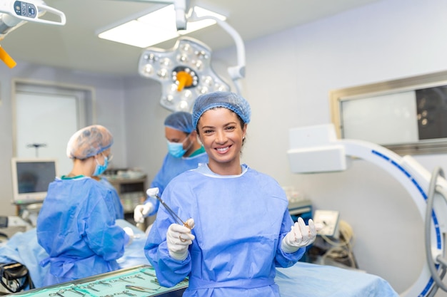Портрет счастливой женщины-хирурга, стоящей в операционной и готовой работать с пациентом