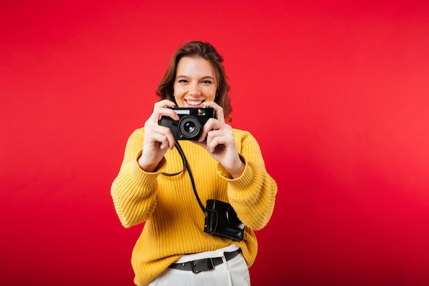 Портрет счастливой женщины фотографируя