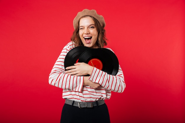 Foto gratuita ritratto di una donna felice che indossa berretto