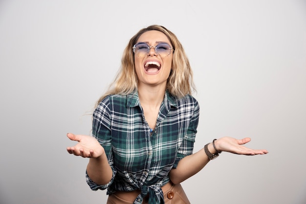 Free photo portrait of happy woman wearing stylish glasses.