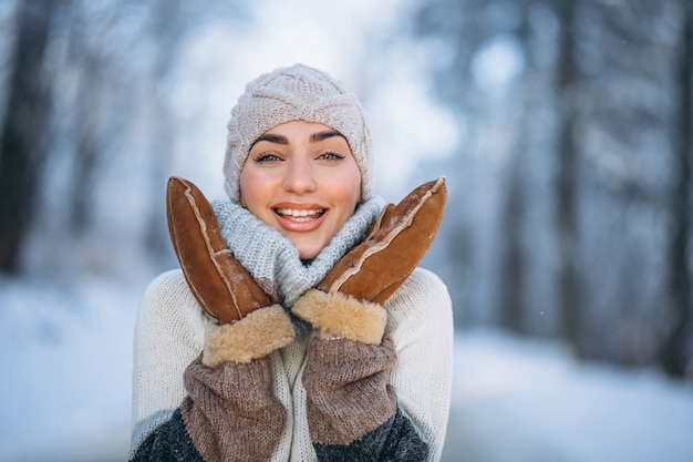 Foto gratuita ritratto di donna felice nel parco di inverno