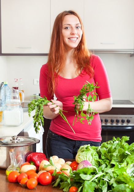 新鮮な野菜と幸せな女性の肖像