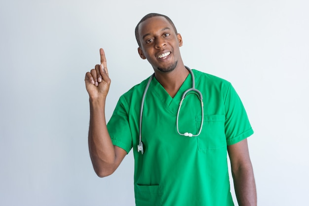 Free photo portrait of happy young african american doctor having idea.