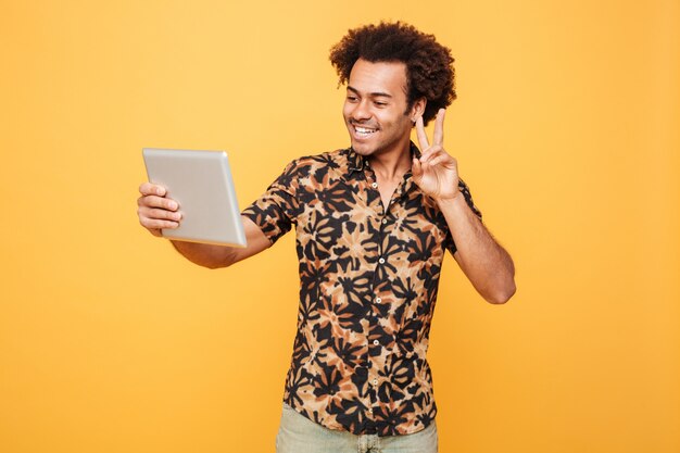 태블릿 PC를 들고 행복 한 젊은 아프리카 남자의 초상