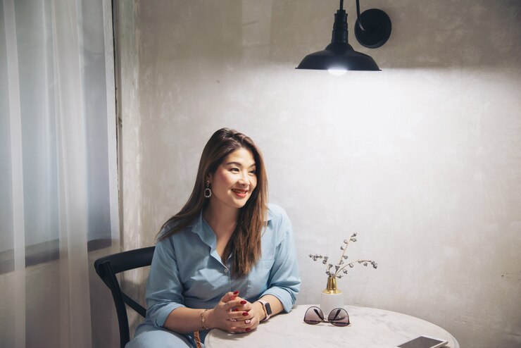 무료 Photo 집에서 세로 행복 젊은 아시아 아가씨