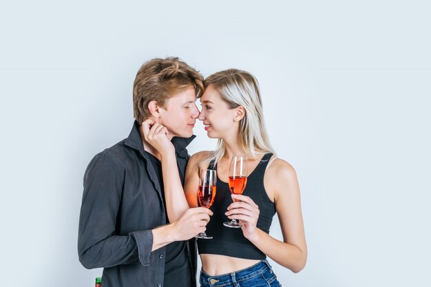 Портрет счастливой молодой пары, пить вино