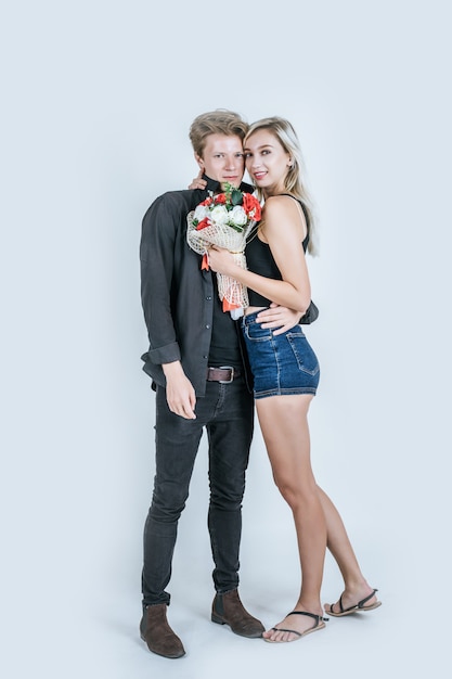 Портрет счастливой молодой пары любви вместе с цветком