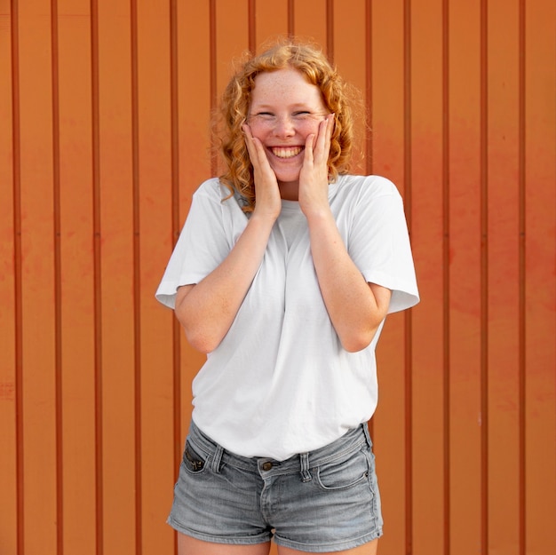 Foto gratuita ritratto di felice giovane ragazza sorridente