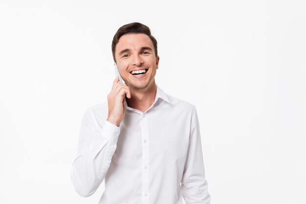 Портрет счастливого молодого человека в белой рубашке