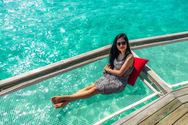 Портрет счастливый молодая женщина в красивых вилл воды на острове Мальдивы. Путешествия и отдых. Открытый снимок