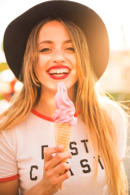 アイスクリームを持っている幸せな若い女性の肖像