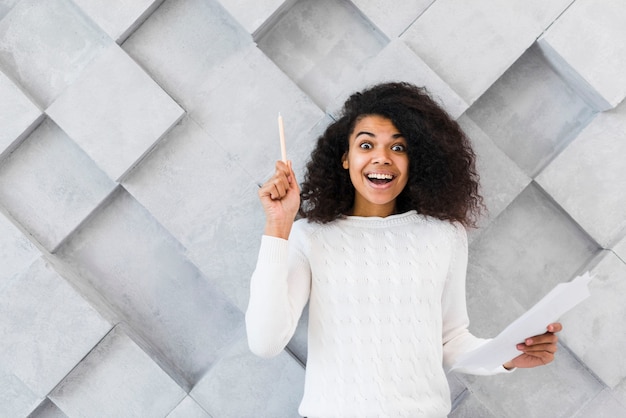 Free photo portrait of happy young woman smiling