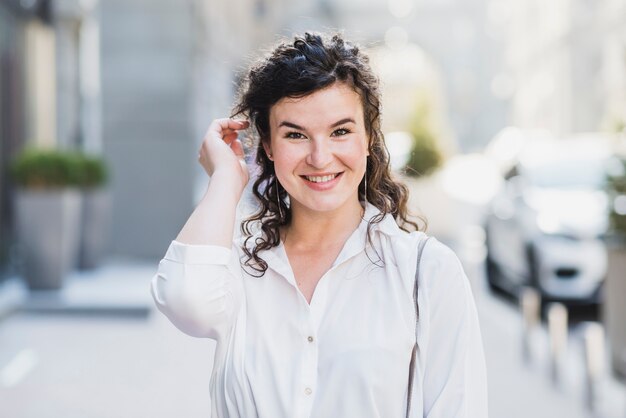 Free photo portrait of a happy young woman