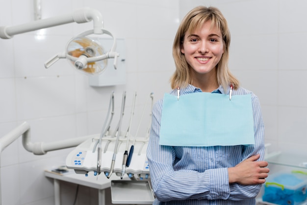 Free photo portrait of happy young woman