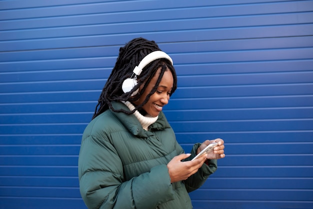 Free photo portrait of happy young woman