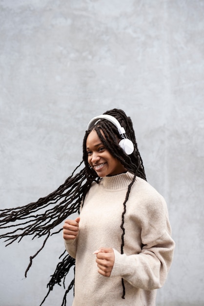 Free photo portrait of happy young woman