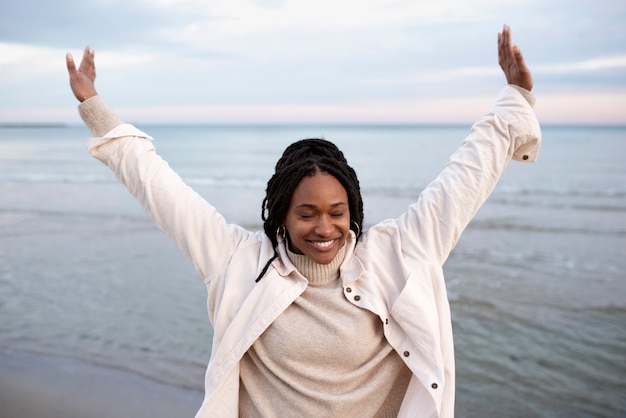 Free photo portrait of happy young woman