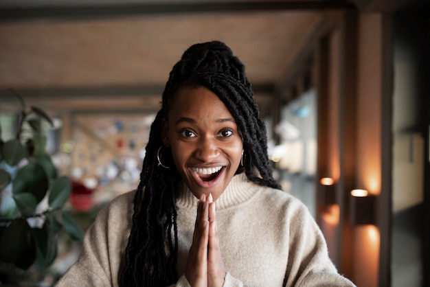 Free photo portrait of happy young woman