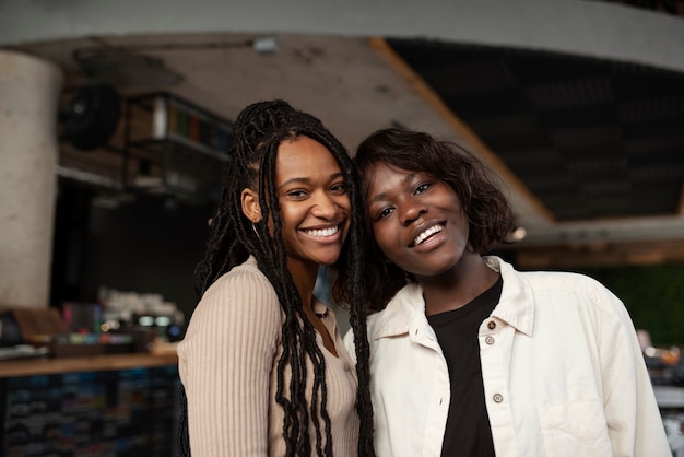 Foto gratuita ritratto di giovani donne felici