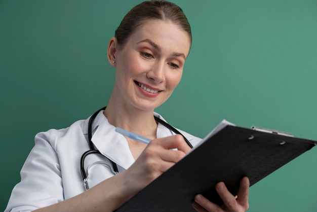 Free photo portrait of health worker in special equipment