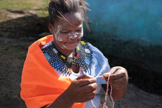 Foto gratuita ritratto di persona indigena che mostra la vita quotidiana