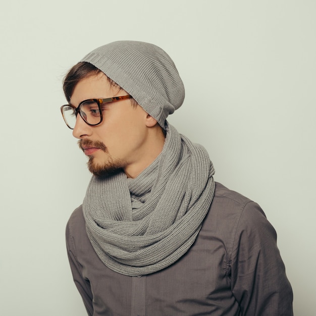 Free photo portrait of an interesting young man in winter clothes