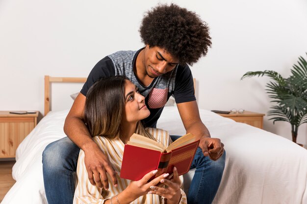 Портрет межрасовые пары, читая вместе