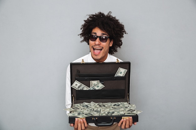 Free photo portrait of a joyful excited afro american man in sunglasses