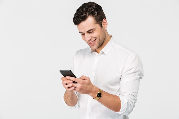 Foto gratuita ritratto di un uomo sorridente gioioso in camicia bianca