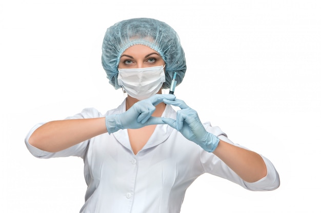 白い背景の上の女性外科医示す注射器の肖像画