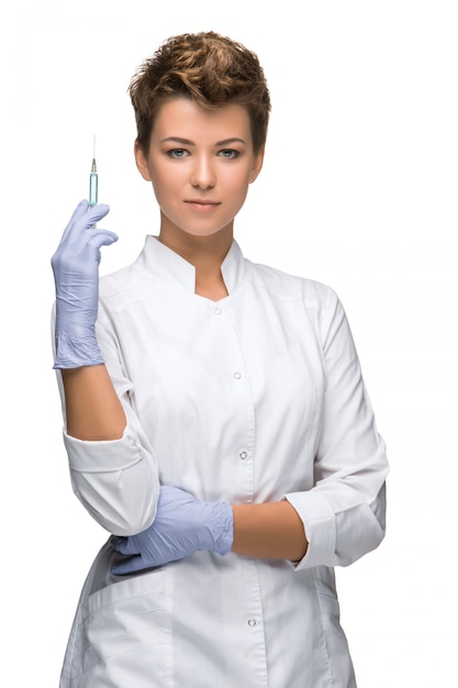 注射器を示す女性外科医の肖像画