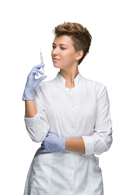 Портрет леди хирурга, показывая шприц