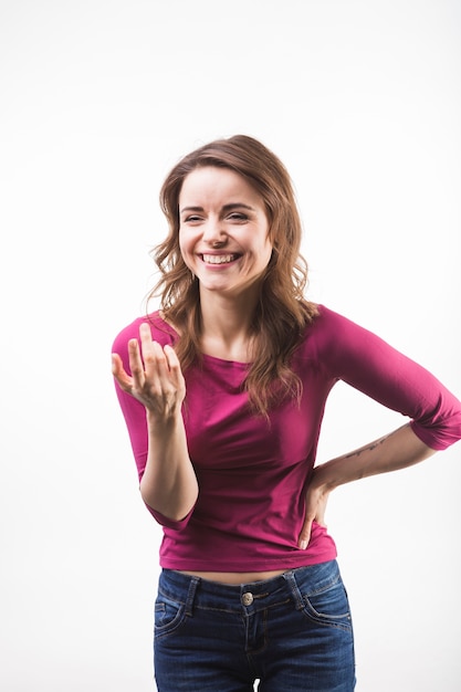 Портрет смеющейся молодой женщины gesturing