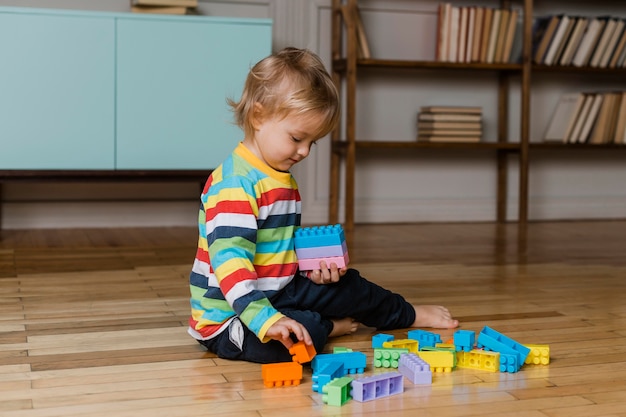 Портрет маленького мальчика, играющего с игрушками