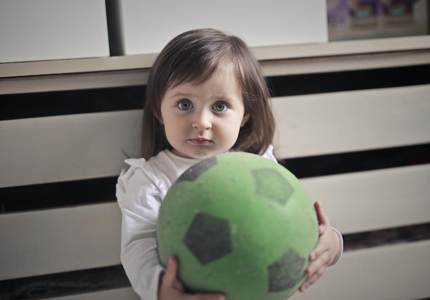 Foto gratuita ritratto di un bambino con una palla