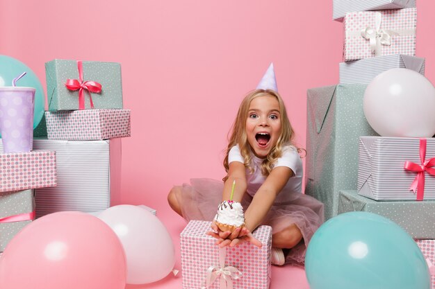 誕生日の帽子を祝う少女の肖像画