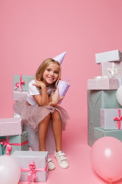 Ritratto di una bambina in un cappello di compleanno