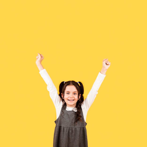 Портрет маленькая девочка счастлива с поднятой рукой