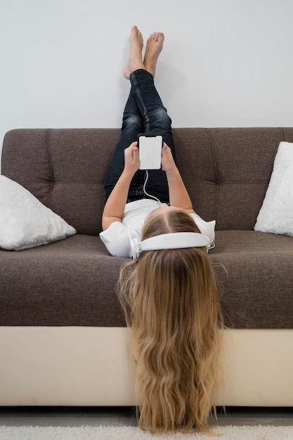 Ritratto bambina utilizzando il telefono per la musica