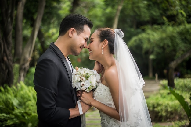 愛の結婚式の日の新郎新婦は彼の花嫁に花の花束を与える。