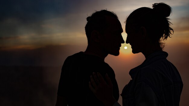 Портрет. влюбленные обнимаются на рассвете на вулкане Батур. Бали Индонезия