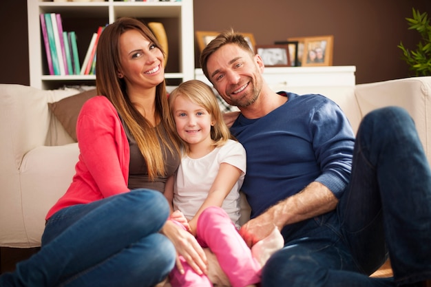 Foto gratuita ritratto di famiglia amorevole in soggiorno