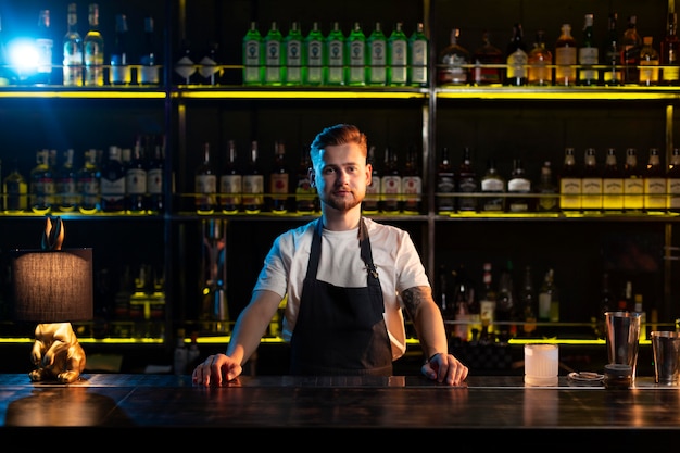 Foto gratuita ritratto del barista maschio che aspetta i suoi clienti