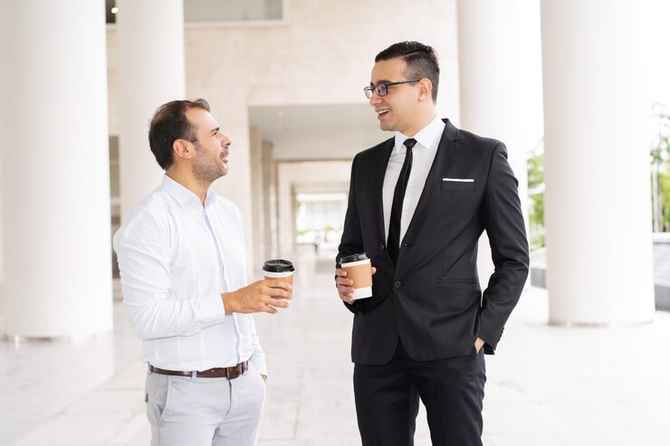 無料Photo コーヒーを飲み、話す男性のビジネス同僚の肖像