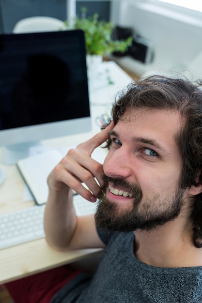 Free photo portrait of male graphic designer smiling