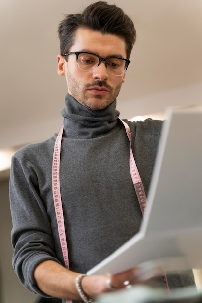 Foto gratuita ritratto maschile personal shopper lavorando