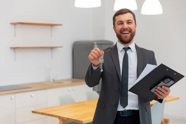 Free photo portrait of male real estate agent