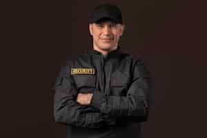 Free photo portrait of male security guard with uniform